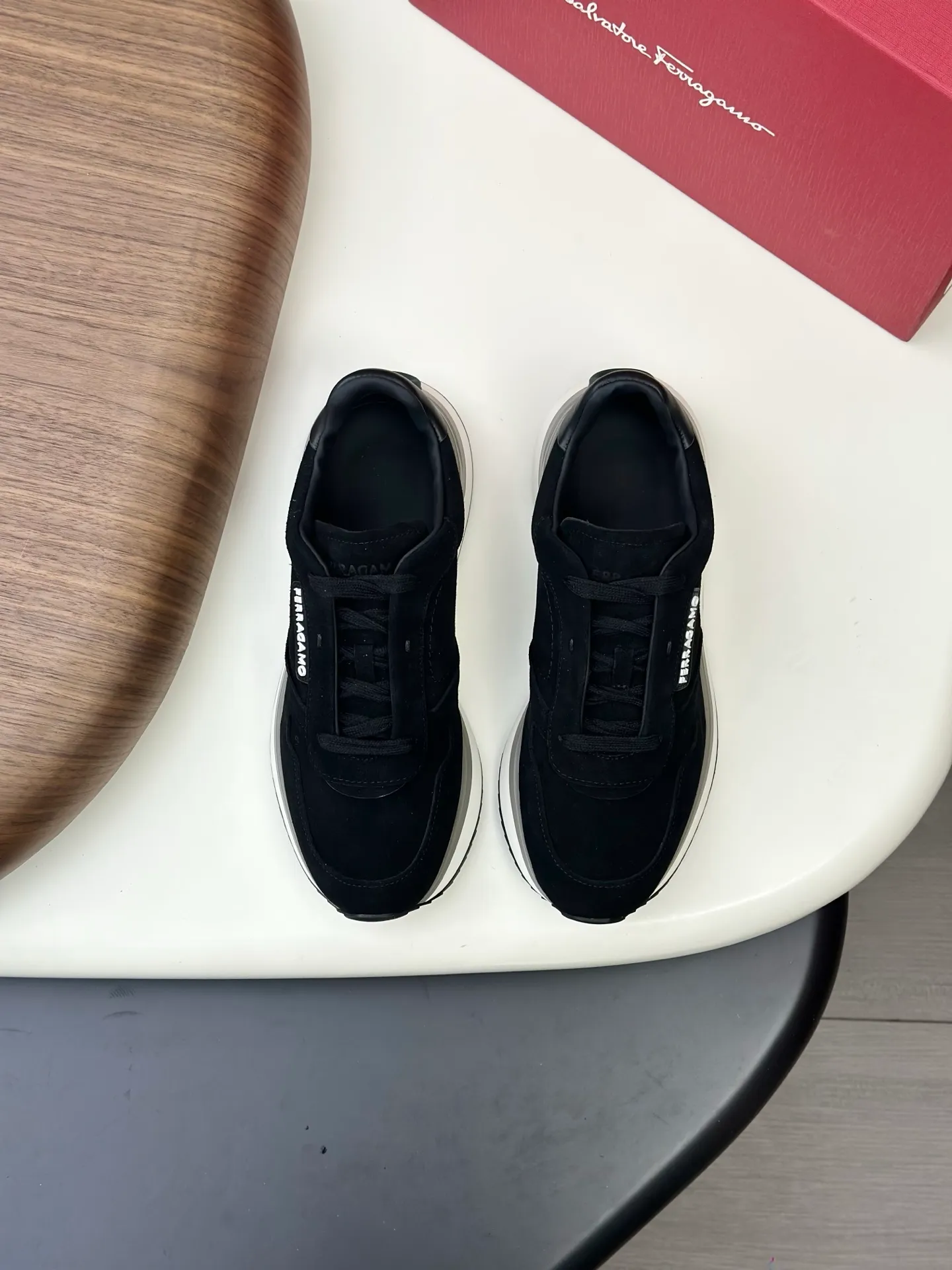 [Ferragamo] Top P: 820💰 Number of yards: 39~44 (38.45 custom-made, non-refundable) Top purchasing agent 🇮🇹 Ferragamo men's casual shoes series, the counter sells the original configuration at the same time, Italian imported cowhide fabric, high-quality splicing technology, imported water-dyed cow lining , Soles: Original foam soles are specially provided by the original factory, and the original factory follows the order. 🔍High quality can be entered and exited the counter at will. Welcome to compare and synchronize with the counter.